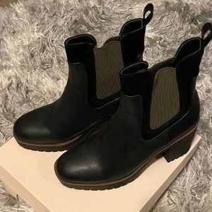 Chinese Laundry platform boots with rubber heel. Size 10